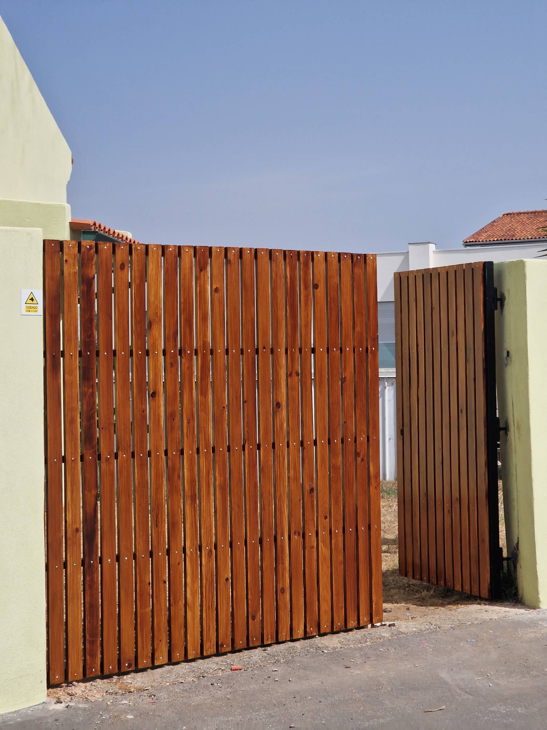 Portão com porta pedonal